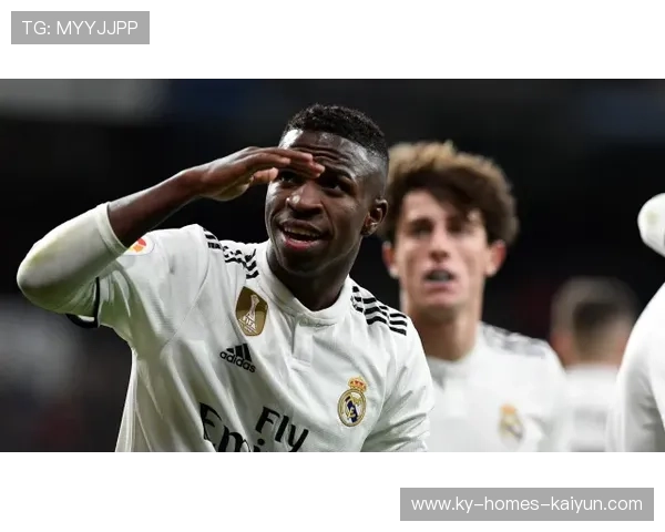 维尼修斯脚下变速摆脱如影随形的防守者，皇马侧翼完全占优